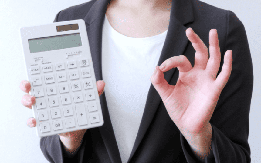 電卓を見てOKサインをする女性