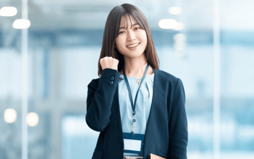 ガッツポーズする女性