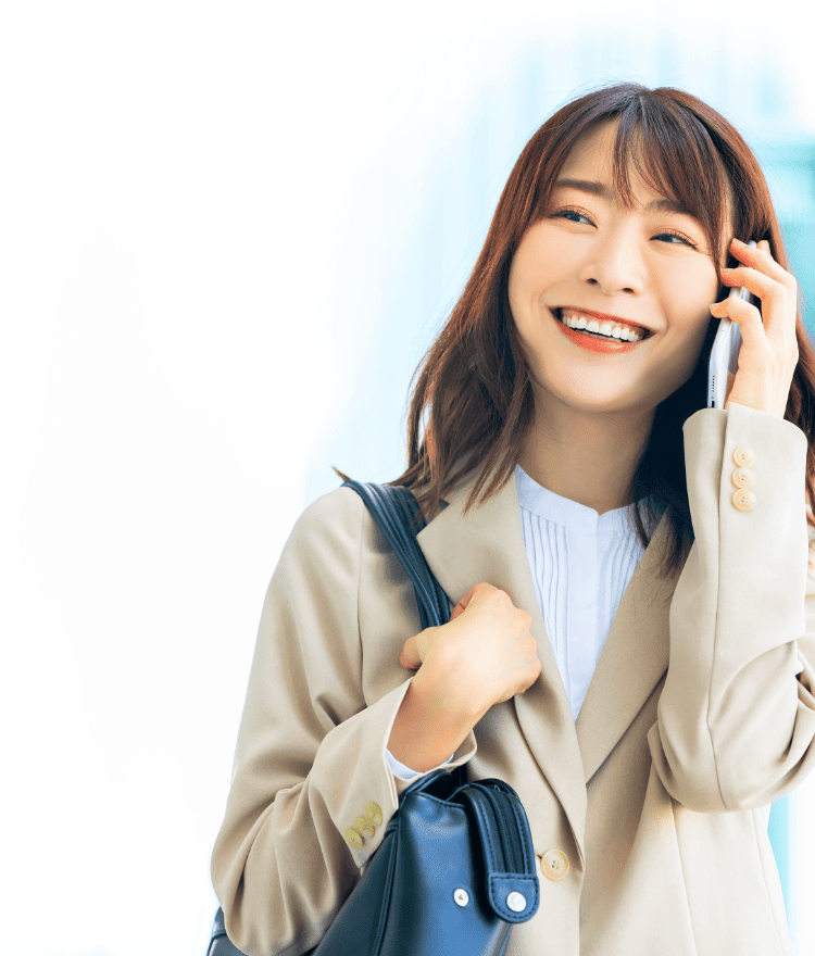 スマホで電話する女性