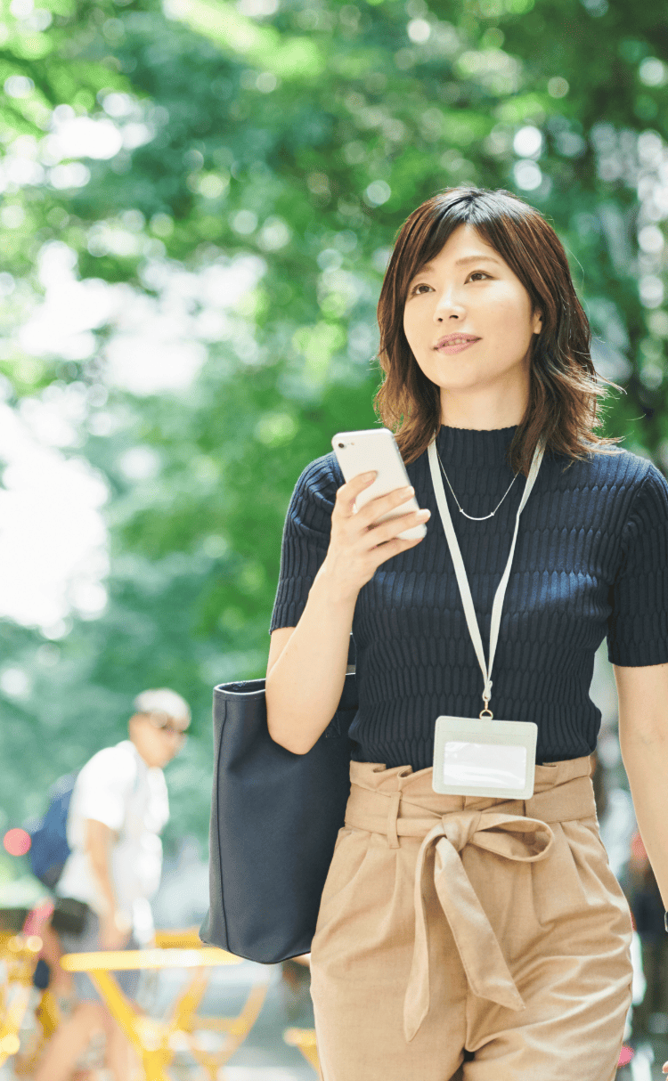 スマホを持って働く女性