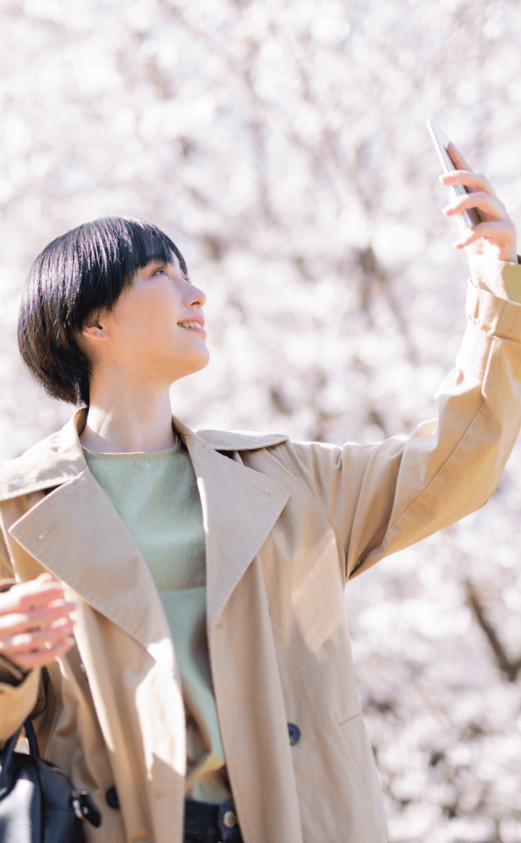 スマホを見る女性