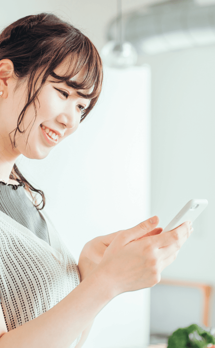 スマホを見る女性